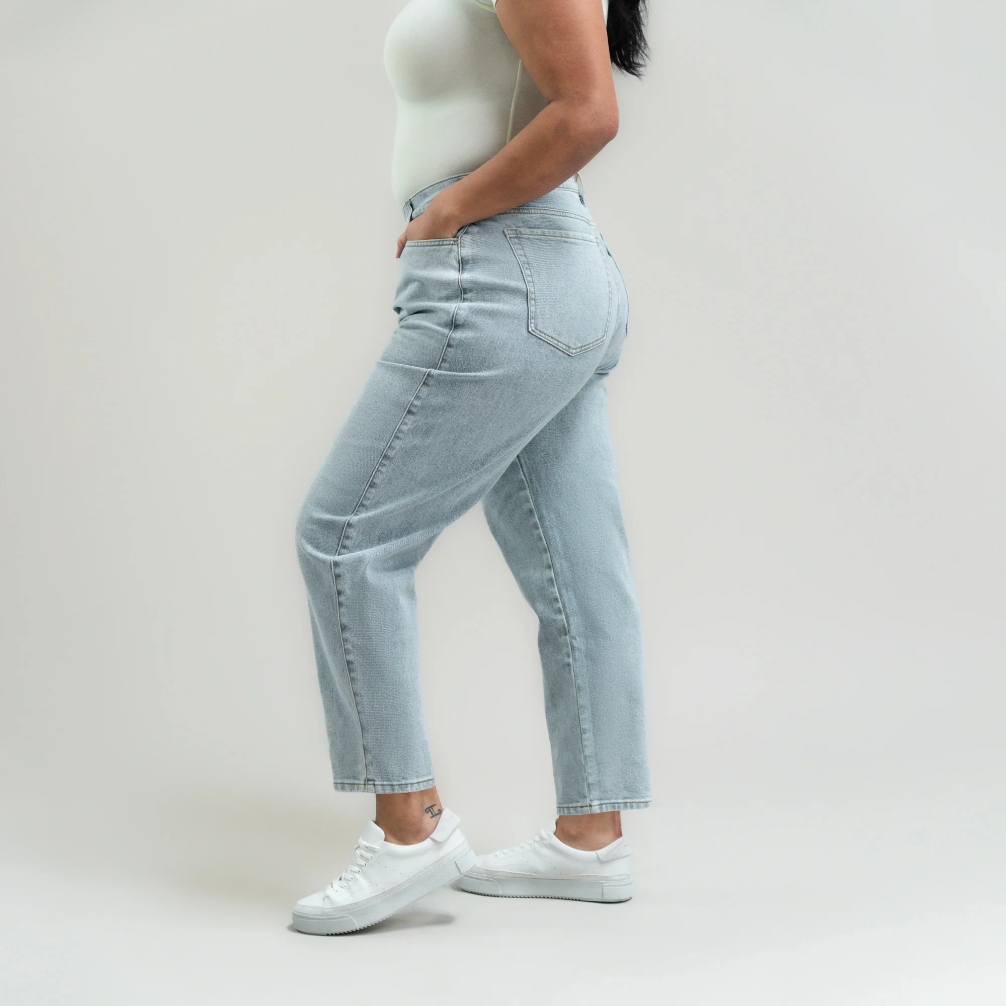 True Mom Jeans - Image 13