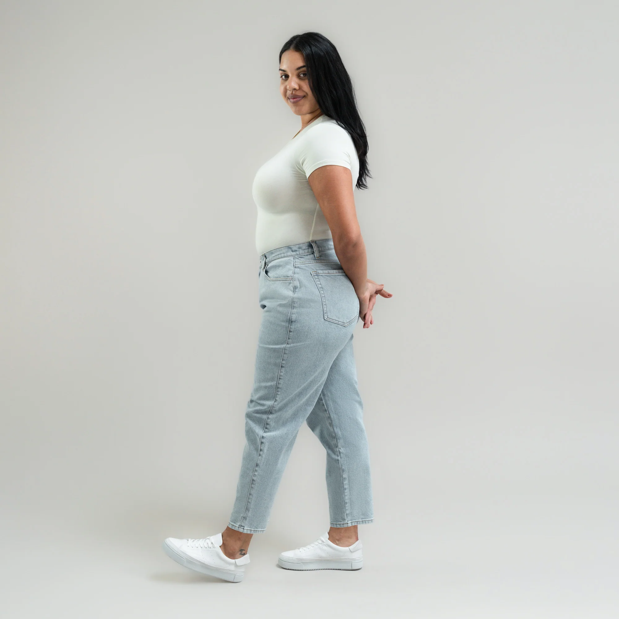 True Mom Jeans - Image 14