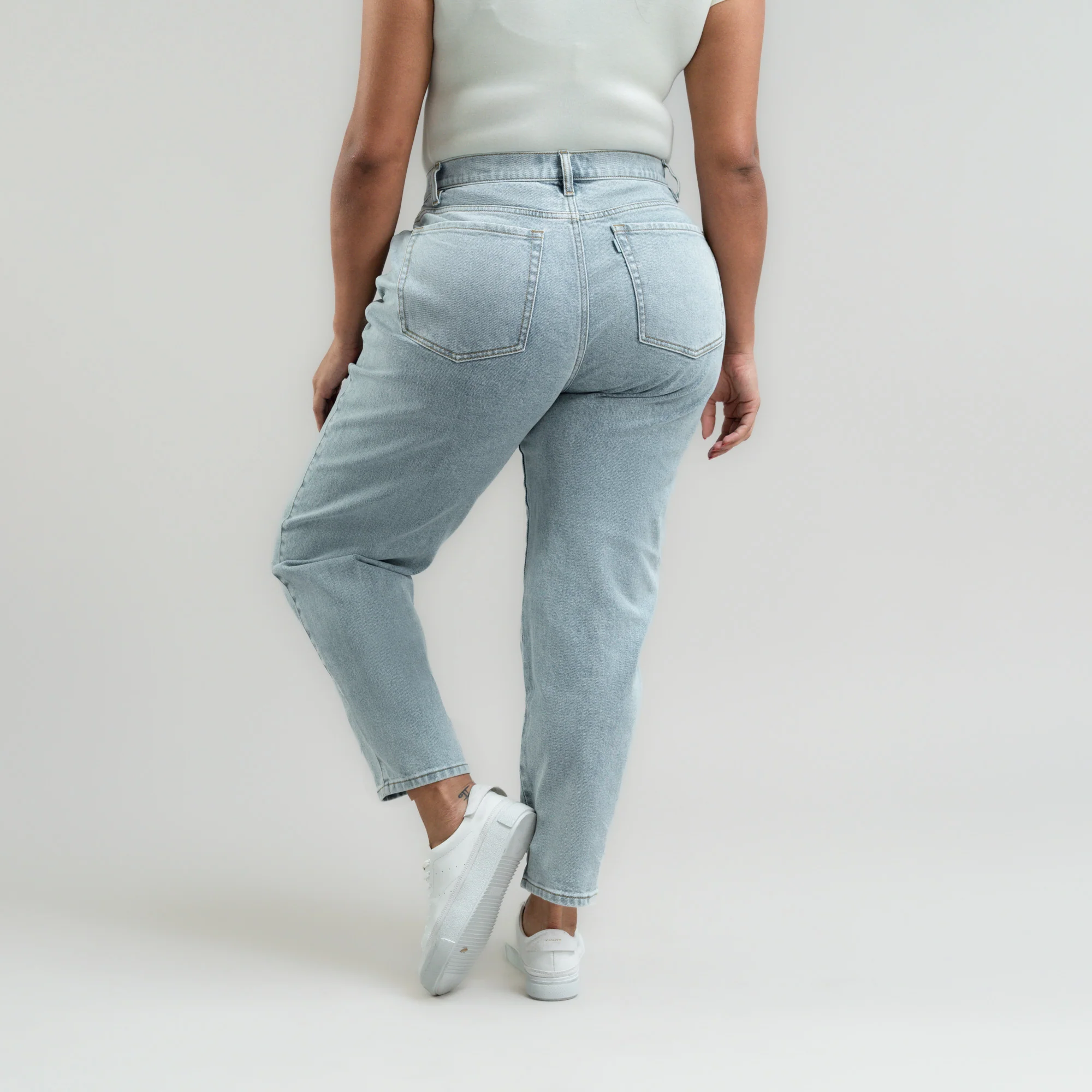 True Mom Jeans - Image 16