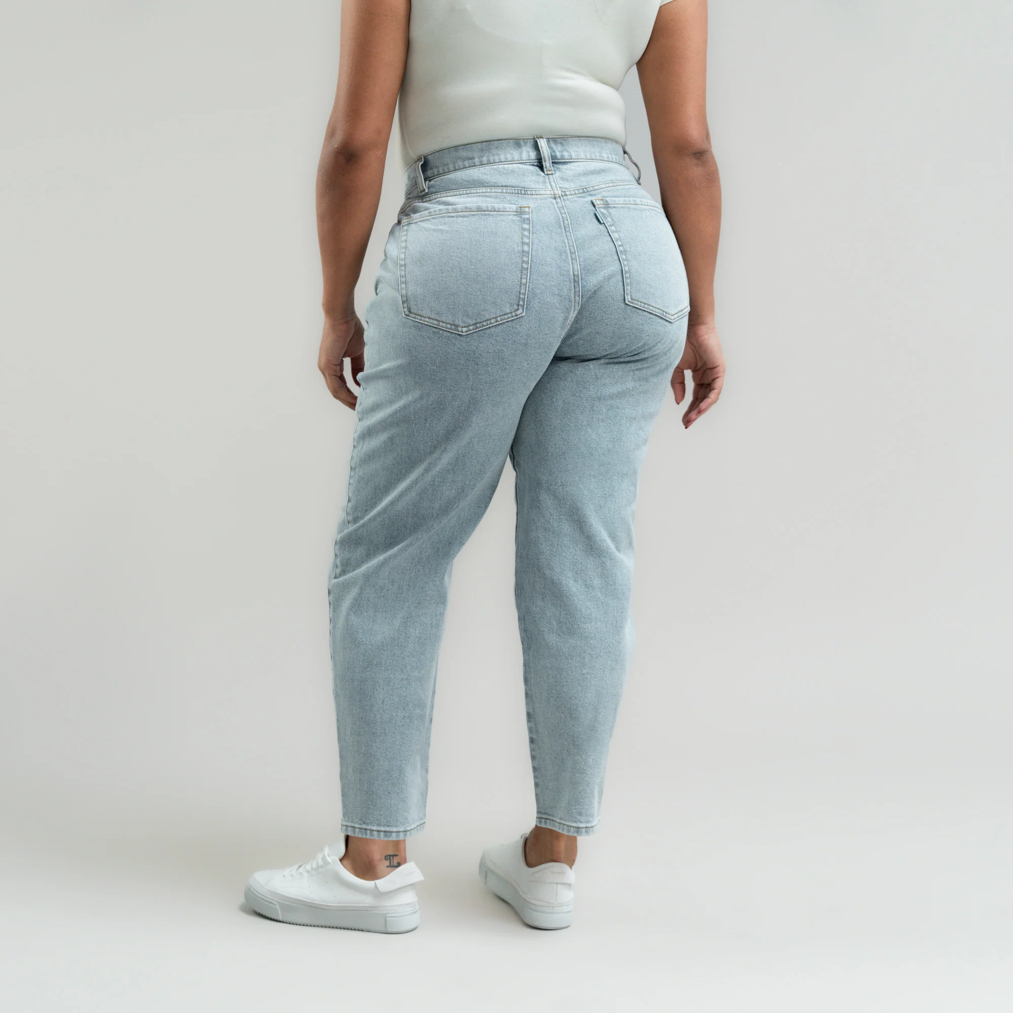 True Mom Jeans - Image 17