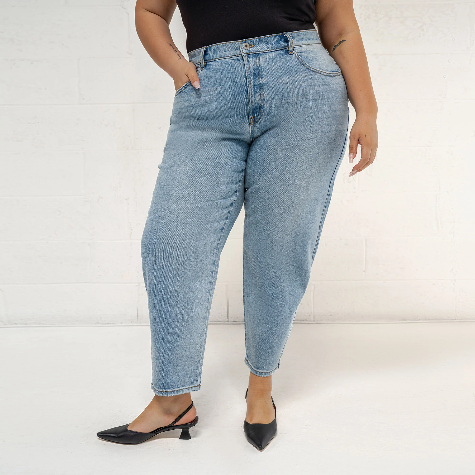 True Mom Jeans - Image 57