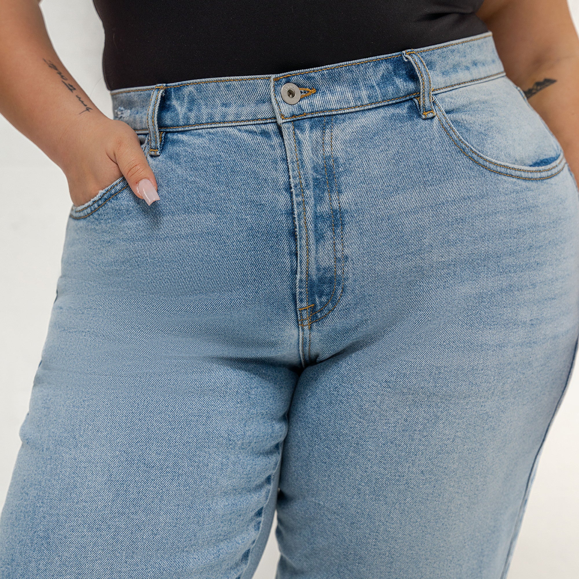 True Mom Jeans - Image 58