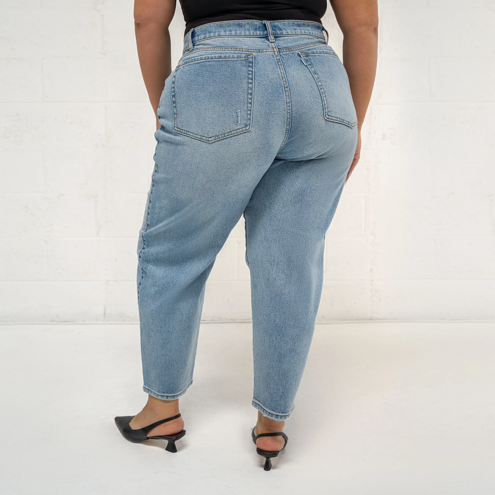 True Mom Jeans - Image 59